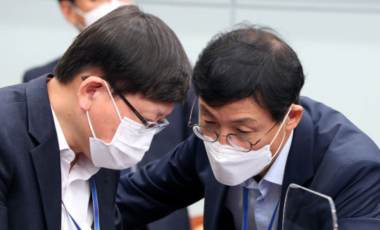 이호승(오른쪽) 정책실장이 11일 청와대 여민관에서 열린 제20회 국무회의에서 임서정 일자리수석과 대화하고 있다. 연합뉴스.